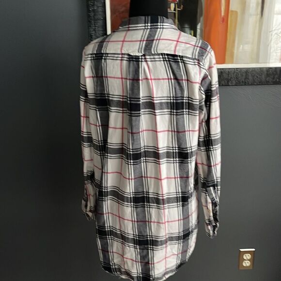 GAP black/white/red plaid flannel button down shirt. Small. - Picture 4 of 6